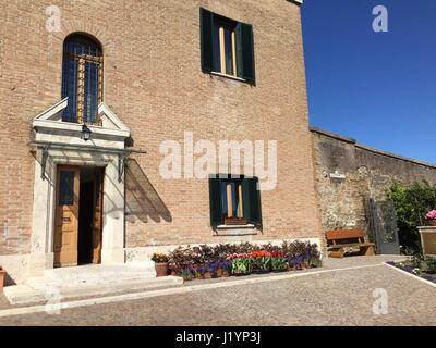 Vista della Mater Ecclesiae (lit. Madre della Chiesa monastero) all'interno dei giardini vaticani nella Città del Vaticano, 17 aprile 2017. Emerito Papa Benedetto XVI è stato residente in questa posizione dal momento che le sue dimissioni nel 2013. Foto: Lena Klimkeit/dpa Foto Stock