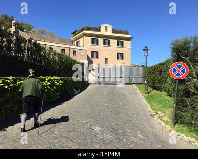 Vista della Mater Ecclesiae (lit. Madre della Chiesa monastero) all'interno dei giardini vaticani nella Città del Vaticano, 17 aprile 2017. Emerito Papa Benedetto XVI è stato residente in questa posizione dal momento che le sue dimissioni nel 2013. Foto: Lena Klimkeit/dpa Foto Stock