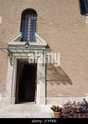 Vista dell'ingresso alla Mater Ecclesiae (lit. Madre della Chiesa monastero) all'interno dei giardini vaticani nella Città del Vaticano, 17 aprile 2017. Emerito Papa Benedetto XVI è stato residente in questa posizione dal momento che le sue dimissioni nel 2013. Foto: Lena Klimkeit/dpa Foto Stock