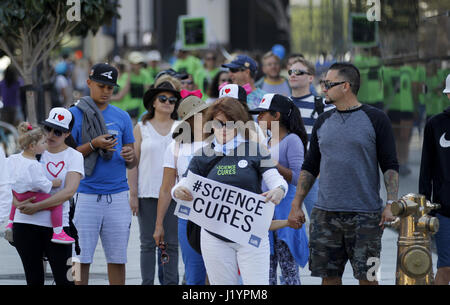 San Diego, CA, Stati Uniti d'America. 22 apr, 2017. Migliaia si sono riuniti a San Diego centro civico di rally contro i tagli al governo programmi scientifici. Credito: Giovanni Gastaldo/ZUMA filo/Alamy Live News Foto Stock