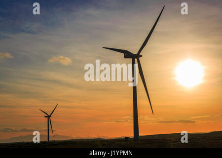 Eaglesham, Scotland, Regno Unito. Il 22 aprile, 2017. Dopo una soleggiata domenica di primavera vi è un glorioso tramonto sul Whitelee wind farm, la più grande fattoria eolica in Scozia, a Eaglesham Moor vicino a Glasgow, UK Credit: Findlay/Alamy Live News Foto Stock