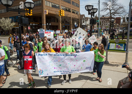 Ann Arbor, Michigan, Stati Uniti d'America. 22 apr, 2017. Migliaia si sono riuniti presso la University of Michigan e hanno marciato per la costruzione federale nel mese di marzo per la scienza. È stato uno dei centinaia di marche per la scienza svoltasi a Washington e nelle città di tutto il mondo. Le marche sono state richiesto dal disprezzo per la scienza dimostrato da alcuni funzionari governativi. Credito: Jim West/Alamy Live News Foto Stock