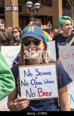 Ann Arbor, Michigan, Stati Uniti d'America. 22 apr, 2017. Migliaia si sono riuniti presso la University of Michigan e hanno marciato per la costruzione federale nel mese di marzo per la scienza. È stato uno dei centinaia di marche per la scienza svoltasi a Washington e nelle città di tutto il mondo. Le marche sono state richiesto dal disprezzo per la scienza dimostrato da alcuni funzionari governativi. Credito: Jim West/Alamy Live News Foto Stock