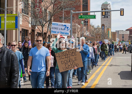 Ann Arbor, Michigan, Stati Uniti d'America. 22 apr, 2017. Migliaia si sono riuniti presso la University of Michigan e hanno marciato per la costruzione federale nel mese di marzo per la scienza. È stato uno dei centinaia di marche per la scienza svoltasi a Washington e nelle città di tutto il mondo. Le marche sono state richiesto dal disprezzo per la scienza dimostrato da alcuni funzionari governativi. Credito: Jim West/Alamy Live News Foto Stock