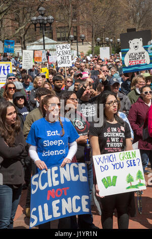 Ann Arbor, Michigan, Stati Uniti d'America. 22 apr, 2017. Migliaia si sono riuniti presso la University of Michigan e hanno marciato per la costruzione federale nel mese di marzo per la scienza. È stato uno dei centinaia di marche per la scienza svoltasi a Washington e nelle città di tutto il mondo. Le marche sono state richiesto dal disprezzo per la scienza dimostrato da alcuni funzionari governativi. Credito: Jim West/Alamy Live News Foto Stock