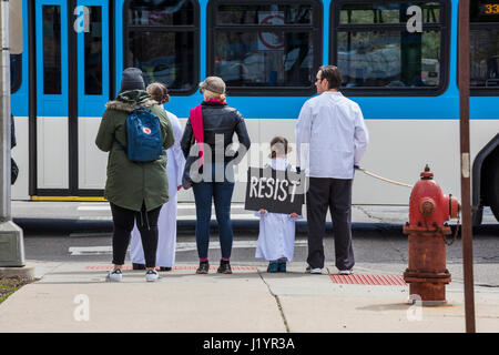 Ann Arbor, Michigan, Stati Uniti d'America. 22 apr, 2017. Un gruppo di dimostranti cammina verso l'Università del Michigan per il mese di marzo per la scienza. È stato uno dei centinaia di marche per la scienza svoltasi a Washington e nelle città di tutto il mondo. Le marche sono state richiesto dal disprezzo per la scienza dimostrato da alcuni funzionari governativi. Credito: Jim West/Alamy Live News Foto Stock