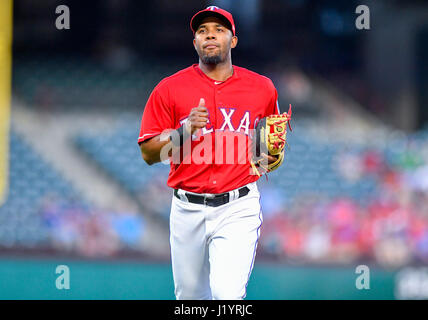 APR 20, 2017: Texas Rangers interbase Elvis Andrus #1 durante una partita MLB tra il Kansas City Royals e Texas Rangers a Globe Life Park in Arlington, Texas TX sconfitto Kansas City in 13 inning da 1-0 Albert Pena/CSM Foto Stock