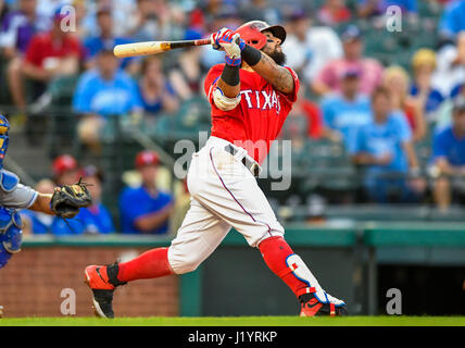 APR 20, 2017: Texas Rangers secondo baseman Rougned odore #12 durante una partita MLB tra il Kansas City Royals e Texas Rangers a Globe Life Park in Arlington, Texas TX sconfitto Kansas City in 13 inning da 1-0 Albert Pena/CSM Foto Stock