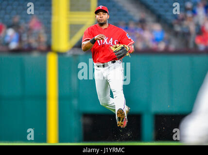 APR 20, 2017: Texas Rangers interbase Elvis Andrus #1 durante una partita MLB tra il Kansas City Royals e Texas Rangers a Globe Life Park in Arlington, Texas TX sconfitto Kansas City in 13 inning da 1-0 Albert Pena/CSM Foto Stock