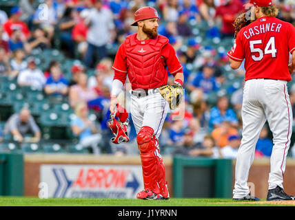 APR 20, 2017: Texas Rangers catcher Jonathan Lucroy #25 durante una partita MLB tra il Kansas City Royals e Texas Rangers a Globe Life Park in Arlington, Texas TX sconfitto Kansas City in 13 inning da 1-0 Albert Pena/CSM Foto Stock