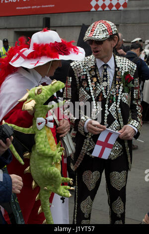 Londra, Regno Unito. Il 22 aprile, 2017. St George's Day 2017 celebrazioni a Trafalgar Square a Londra England Regno Unito. L'annuale evento gratuito è stato organizzato dal sindaco di Londra e attratto una grande folla per celebrare il Santo Patrono dell'Inghilterra. Alcune persone nella folla sono state molto colorate e alcuni indossavano i costumi per la gioia dei bambini e degli adulti. La perlacea re e regine di varie parti di Londra erano anche presenti alle celebrazioni. Credito: Chris Fotografia di maiale/Alamy Live News Foto Stock