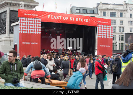 Londra, Regno Unito. Il 22 aprile, 2017. St George's Day 2017 celebrazioni a Trafalgar Square a Londra England Regno Unito. L'annuale evento gratuito è stato organizzato dal sindaco di Londra e attratto una grande folla per celebrare il Santo Patrono dell'Inghilterra. Alcune persone nella folla sono state molto colorate e alcuni indossavano i costumi per la gioia dei bambini e degli adulti. Credito: Chris Fotografia di maiale/Alamy Live News Foto Stock