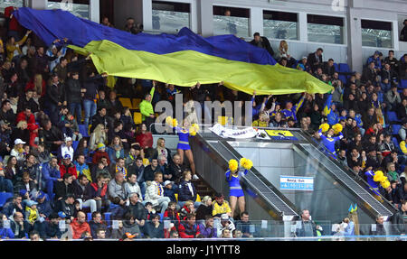 Kiev, Ucraina. Il 22 aprile, 2017. Ventole ucraino mostrano il loro sostegno durante la IIHF 2017 Campionati del Mondo di disco su ghiaccio Div 1 Gruppo una partita contro l'Ungheria al Palazzo dello Sport di Kiev, Ucraina. Credito: Oleksandr Prykhodko/Alamy Live News Foto Stock