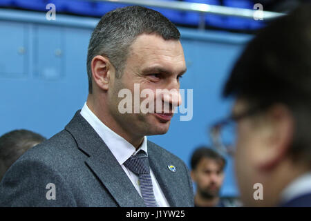 Kiev, Ucraina. Il 22 aprile, 2017. Sindaco di Kyiv Vitali Klitschko sorrisi durante la cerimonia di apertura della IIHF 2017 Campionati del Mondo di disco su ghiaccio Div 1 Gruppo A al Palazzo dello Sport di Kiev, Ucraina. Credito: Oleksandr Prykhodko/Alamy Live News Foto Stock