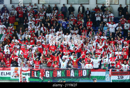 Kiev, Ucraina. Il 22 aprile, 2017. Ungherese fan celebrare dopo la IIHF 2017 Campionati del Mondo di disco su ghiaccio Div 1 Gruppo una partita contro l'Ucraina al Palazzo dello Sport di Kiev, Ucraina. Credito: Oleksandr Prykhodko/Alamy Live News Foto Stock