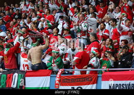 Kiev, Ucraina. Il 22 aprile, 2017. Ungherese fan celebrare dopo la IIHF 2017 Campionati del Mondo di disco su ghiaccio Div 1 Gruppo una partita contro l'Ucraina al Palazzo dello Sport di Kiev, Ucraina. Credito: Oleksandr Prykhodko/Alamy Live News Foto Stock