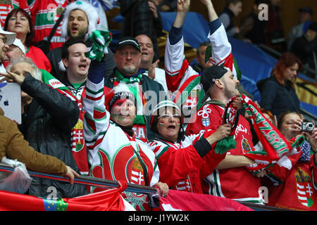 Kiev, Ucraina. Il 22 aprile, 2017. Ungherese fan celebrare dopo la IIHF 2017 Campionati del Mondo di disco su ghiaccio Div 1 Gruppo una partita contro l'Ucraina al Palazzo dello Sport di Kiev, Ucraina. Credito: Oleksandr Prykhodko/Alamy Live News Foto Stock