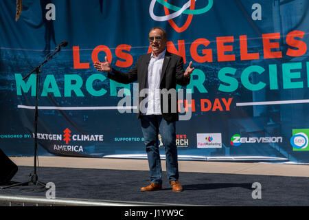 La scienza scrittore Michael Shermer parla presso il Los Angeles marzo per la scienza di Pershing Square, il centro cittadino di L.A. su Earth Day, Aprile 22nd, 2017. Credito: Jim Newberry/Alamy Live News Foto Stock