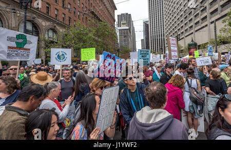 San Francisco, California, Stati Uniti d'America. Il 22 aprile, 2017. La folla si gonfia al di là di Justin Herman Plaza, dove un giorno di terra rally si è svolta prima del mese di marzo per la scienza in San Francisco e prosegue bene verso il basso Market Street prima del marzo inizia il 22 aprile 2017. Migliaia si sono riuniti per il mese di marzo per la scienza nel centro cittadino di San Francisco per mostrare il sostegno per la scienza negli Stati Uniti mentre anche protestare Trump's tagli principali all'Agenzia per la protezione ambientale. Credito: Shelly Rivoli/Alamy Live News Foto Stock