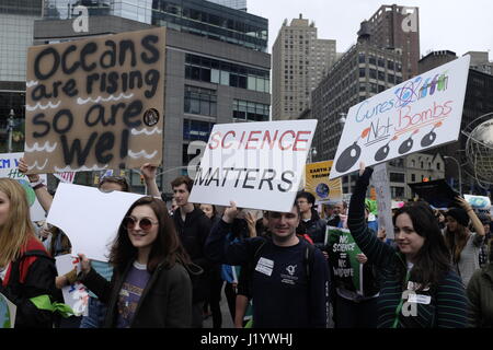 NEW YORK, NY: migliaia di Newyorkesi partecipare nel mese di marzo per la scienza per accrescere la consapevolezza delle cause ambientali e l'importanza di continuare a finanziare la scienza federale dei programmi e delle agenzie. Foto Stock