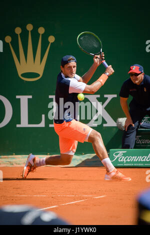 (170423) -- ROQUEBRUNE-CAP-MARTIN, Aprile 23, 2017 (Xinhua) -- Lucas Pouille di Francia restituisce la palla a Albert Ramos-Vinolas di Spagna durante la loro semifinale partita in ATP World Tour Masters Monte Carlo a Roquebrune-Cap-Martin, 22 aprile 2017. Albert Ramos-Vinolas ha vinto 2-1. (Xinhua/Sylvain Iorio) Foto Stock