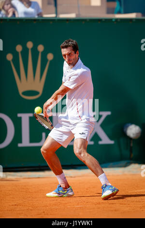 (170423) -- ROQUEBRUNE-CAP-MARTIN, Aprile 23, 2017 (Xinhua) -- Albert Ramos-Vinolas di Spagna restituisce la palla a Lucas Pouille della Francia durante la loro semifinale partita in ATP World Tour Masters Monte Carlo a Roquebrune-Cap-Martin, 22 aprile 2017. Albert Ramos-Vinolas ha vinto 2-1. (Xinhua/Philippe fitte) Foto Stock