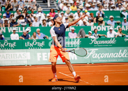 (170423) -- ROQUEBRUNE-CAP-MARTIN, Aprile 23, 2017 (Xinhua) -- Lucas Pouille di Francia serve ad Albert Ramos-Vinolas di Spagna durante la loro semifinale partita in ATP World Tour Masters Monte Carlo a Roquebrune-Cap-Martin, 22 aprile 2017. Albert Ramos-Vinolas ha vinto 2-1. (Xinhua/Philippe fitte) Foto Stock