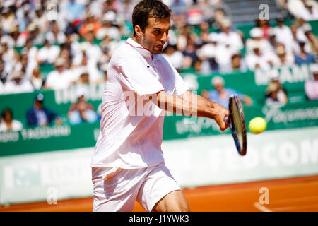 (170423) -- ROQUEBRUNE-CAP-MARTIN, Aprile 23, 2017 (Xinhua) -- Albert Ramos-Vinolas di Spagna restituisce la palla a Lucas Pouille della Francia durante la loro semifinale partita in ATP World Tour Masters Monte Carlo a Roquebrune-Cap-Martin, 22 aprile 2017. Albert Ramos-Vinolas ha vinto 2-1. (Xinhua/Philippe fitte) Foto Stock