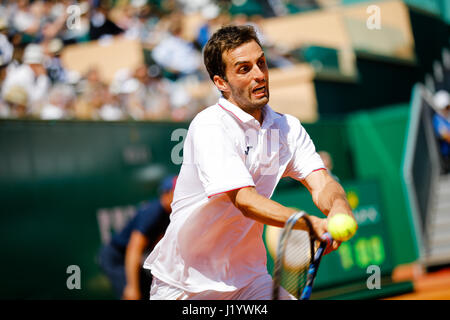 (170423) -- ROQUEBRUNE-CAP-MARTIN, Aprile 23, 2017 (Xinhua) -- Albert Ramos-Vinolas di Spagna restituisce la palla a Lucas Pouille della Francia durante la loro semifinale partita in ATP World Tour Masters Monte Carlo a Roquebrune-Cap-Martin, 22 aprile 2017. Albert Ramos-Vinolas ha vinto 2-1. (Xinhua/Philippe fitte) Foto Stock