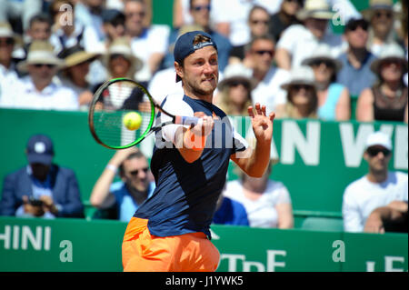 (170423) -- ROQUEBRUNE-CAP-MARTIN, Aprile 23, 2017 (Xinhua) -- Lucas Pouille di Francia restituisce la palla a Albert Ramos-Vinolas di Spagna durante la loro semifinale partita in ATP World Tour Masters Monte Carlo a Roquebrune-Cap-Martin, 22 aprile 2017. Albert Ramos-Vinolas ha vinto 2-1. (Xinhua/Stephane Danna) Foto Stock