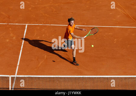 (170423) -- ROQUEBRUNE-CAP-MARTIN, Aprile 23, 2017 (Xinhua) -- David Goffin del Belgio restituisce la sfera a Rafael Nadal di Spagna durante la loro semifinale partita in ATP World Tour Masters Monte Carlo a Roquebrune-Cap-Martin, 22 aprile 2017. Rafael Nadal ha vinto 2-0. (Xinhua/Philippe fitte) Foto Stock