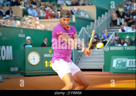 (170423) -- ROQUEBRUNE-CAP-MARTIN, Aprile 23, 2017 (Xinhua) -- Rafael Nadal di Spagna restituisce la palla a David Goffin del Belgio durante la loro semifinale partita in ATP World Tour Masters Monte Carlo a Roquebrune-Cap-Martin, 22 aprile 2017. Rafael Nadal ha vinto 2-0. (Xinhua/Sylvain Iorio) Foto Stock