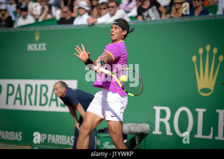 (170423) -- ROQUEBRUNE-CAP-MARTIN, Aprile 23, 2017 (Xinhua) -- Rafael Nadal di Spagna restituisce la palla a David Goffin del Belgio durante la loro semifinale partita in ATP World Tour Masters Monte Carlo a Roquebrune-Cap-Martin, 22 aprile 2017. Rafael Nadal ha vinto 2-0. (Xinhua/Sebastien Darrasse) Foto Stock