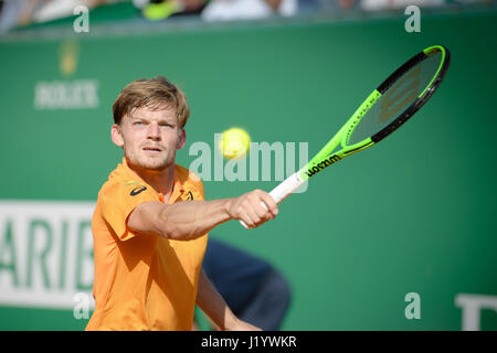 (170423) -- ROQUEBRUNE-CAP-MARTIN, Aprile 23, 2017 (Xinhua) -- David Goffin del Belgio restituisce la sfera a Rafael Nadal di Spagna durante la loro semifinale partita in ATP World Tour Masters Monte Carlo a Roquebrune-Cap-Martin, 22 aprile 2017. Rafael Nadal ha vinto 2-0. (Xinhua/Sebastien Darrasse) Foto Stock