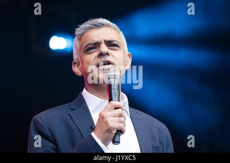 Londra, Regno Unito. Il 22 aprile 2017. Sadiq Khan, sindaco di Londra a parlare sul palco di St George's Day celebrazioni a Trafalgar Square a Londra. Saint George's Giorno è il giorno della festa di San Giorgio. È celebrata da varie Chiese cristiane e dalle varie nazioni, i regni, paesi e città di cui San Giorgio è il santo patrono. Saint George's giorno si celebra il 23 aprile, tradizionalmente accettata data di Saint George's morte nel 303 d.c. Credito: London pix/Alamy Live News Foto Stock