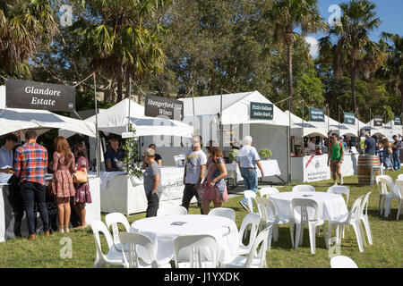 Sydney, Australia. 23 Aprile, 2017. Domenica 23 Aprile 2017. Le immagini e i suoni della Hunter Valley viticoltori arrivano in Avalon su Sydney spiagge del nord per un cibo e vino in festa evento. Sydney, Australia Credit: martin berry/Alamy Live News Foto Stock