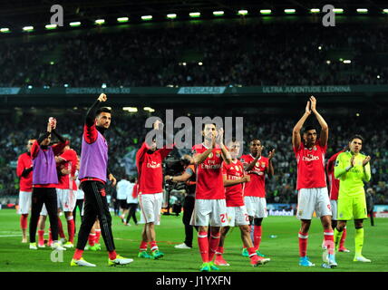 Lisbona, Portogallo. 22 apr, 2017. Benfica i giocatori di accusare gli spettatori dopo il portoghese league soccer match tra Sporting CP e SL Benfica ad Alvalade Stadium di Lisbona, Portogallo, 22 aprile 2017. La partita si è conclusa con un pareggio. Credito: Zhang Liyun/Xinhua/Alamy Live News Foto Stock