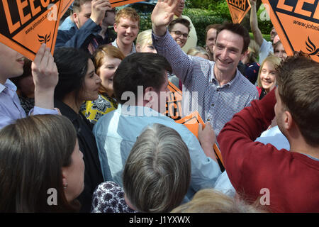 Didsbury, UK. Il 22 aprile, 2017. John Leech si è accolti e circondato da una folla di tifosi come egli arriva a Didsbury per consegnare la sua prima campagna rally discorso del 2017 elezione generale. Leech è stato il gruppo del Partito europeo dei liberali democratici MP per Manchester Withington dal 2005 fino al 2015 quando ha perso per la manodopera. Leech è stato eletto al Consiglio di Manchester nel 2016 come unica opposizione, ampie fino al 53% del voto. Egli spera di riguadagnare la Withington sede parlamentare nel 2017 elezione generale. Egli ha promesso di combattere contro un disco Brexit, dicendo la manodopera e i conservatori si era lasciato Manchester giù sopra Brexit. Foto Stock