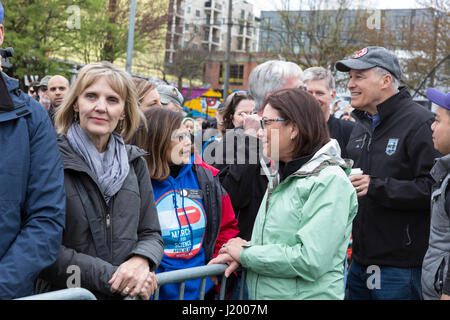 Seattle, Washington, Stati Uniti d'America. Il 22 aprile, 2017. Congressista Suzan DelBene parla con sost. Vandana Slatter al rally in Cal Anderson Park. Il mese di marzo per la scienza Seattle è stato un non-partigiano rally e sorella di marzo alla Marcia Nazionale per la scienza e per oltre 600 città in tutto il mondo sul giorno di terra. Migliaia hanno marciato dalla Cal Anderson Park in Campidoglio intorno al centro di Seattle per celebrare la scienza e il ruolo che essa svolge nella vita quotidiana nonché per protestare contro le politiche di Trump amministrazione. Foto Stock