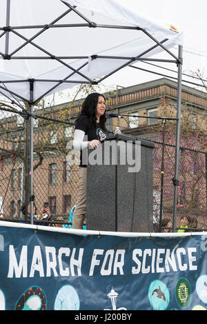 Seattle, Washington, Stati Uniti d'America. Il 22 aprile, 2017. Tracie Delgado parla al pubblico al rally in Cal Anderson Park. Il mese di marzo per la scienza Seattle è stato un non-partigiano rally e sorella di marzo alla Marcia Nazionale per la scienza e per oltre 600 città in tutto il mondo sul giorno di terra. Migliaia hanno marciato dalla Cal Anderson Park in Campidoglio intorno al centro di Seattle per celebrare la scienza e il ruolo che essa svolge nella vita quotidiana nonché per protestare contro le politiche di Trump amministrazione. Foto Stock