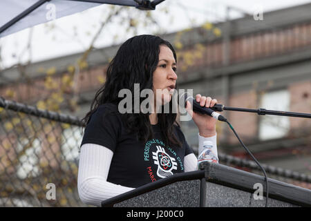 Seattle, Washington, Stati Uniti d'America. Il 22 aprile, 2017. Tracie Delgado parla al pubblico al rally in Cal Anderson Park. Il mese di marzo per la scienza Seattle è stato un non-partigiano rally e sorella di marzo alla Marcia Nazionale per la scienza e per oltre 600 città in tutto il mondo sul giorno di terra. Migliaia hanno marciato dalla Cal Anderson Park in Campidoglio intorno al centro di Seattle per celebrare la scienza e il ruolo che essa svolge nella vita quotidiana nonché per protestare contro le politiche di Trump amministrazione. Foto Stock