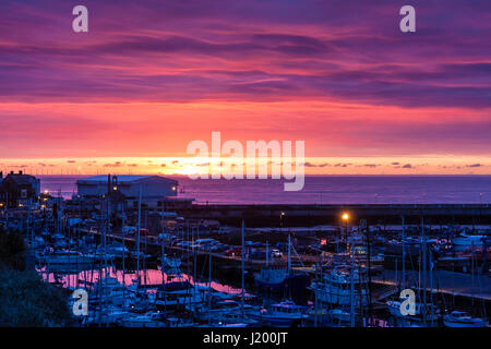 Inghilterra, Ramsgate porto. Alba sul canale Inglese. In primo piano il Porto di Ramsgate. Piccola banda di aprire il cielo arancione con il sorgere del sole, al di sopra di quello spessore stratificato cloud malva. Foto Stock