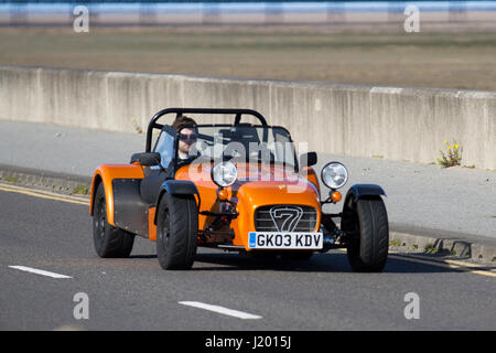 Caterham 2003 7  Southport, Merseyside, Regno Unito. Regno Unito Meteo. 23 Aprile, 2017. Luminoso ma freddino inizia con temperature dovrebbe raggiungere le due cifre nel nord ovest. La mattina presto le attività come residenti del resort e i visitatori viaggiano sulla costa nord-ovest tramite il cycleway e i percorsi sul lato seaward del lungomare. Credito: MediaWorldImages/Alamy Live News Foto Stock