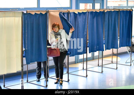 (170423) -- HENIN-BEAUMONT, Aprile 23, 2017 (Xinhua) -- preparare gli elettori a votare in un seggio in Henin-Beaumont, Francia, il 23 aprile 2017. Elettori francesi ha iniziato a colata le loro schede elettorali domenica mattina nel primo round di una storica elezione presidenziale che peserà sul futuro dell'Europa. (Xinhua/Chen Yichen) (DTF) Foto Stock