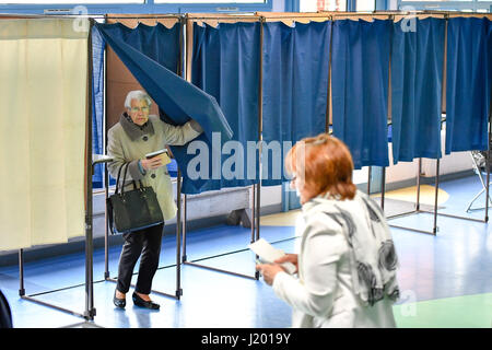 (170423) -- HENIN-BEAUMONT, Aprile 23, 2017 (Xinhua) -- preparare gli elettori a votare in un seggio in Henin-Beaumont, Francia, il 23 aprile 2017. Elettori francesi ha iniziato a colata le loro schede elettorali domenica mattina nel primo round di una storica elezione presidenziale che peserà sul futuro dell'Europa. (Xinhua/Chen Yichen) (DTF) Foto Stock