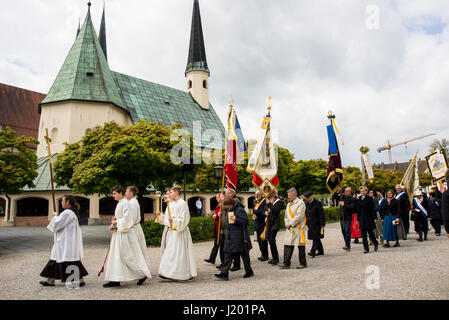 Altoetting, Germania. 23 Aprile, 2017. Una processione su St, Konrad von Parzham giorno rende il suo cammino dopo la messa domenicale credito: come/Alamy Live News Foto Stock