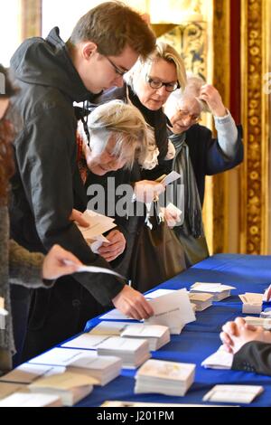 Parigi, Francia. 23 apr, 2017. Preparare gli elettori a votare durante le elezioni presidenziali in Parigi, Francia, 23 aprile 2017. Milioni di elettori francesi ha iniziato a colata le loro schede elettorali nel primo turno delle elezioni presidenziali di domenica mattina con un'atmosfera di incertezza. Credito: Li Genxing/Xinhua/Alamy Live News Foto Stock