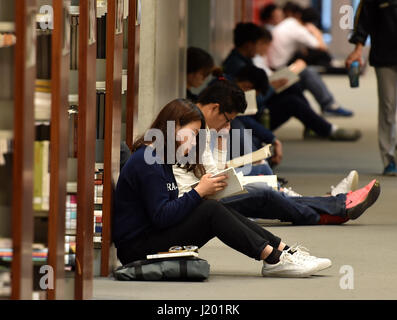 Pechino, Cina. 23 apr, 2017. I cittadini di leggere i libri della biblioteca nazionale di Cina a Pechino Capitale della Cina, 23 aprile 2017. La Giornata Mondiale del Libro cade di domenica. Credito: Zhang Chenlin/Xinhua/Alamy Live News Foto Stock