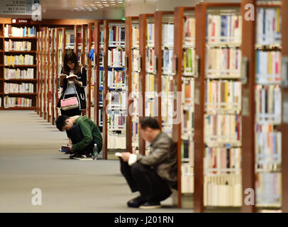 Pechino, Cina. 23 apr, 2017. I cittadini di leggere i libri della biblioteca nazionale di Cina a Pechino Capitale della Cina, 23 aprile 2017. La Giornata Mondiale del Libro cade di domenica. Credito: Zhang Chenlin/Xinhua/Alamy Live News Foto Stock