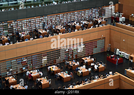 Pechino, Cina. 23 apr, 2017. I cittadini di leggere i libri della biblioteca nazionale di Cina a Pechino Capitale della Cina, 23 aprile 2017. La Giornata Mondiale del Libro cade di domenica. Credito: Zhang Chenlin/Xinhua/Alamy Live News Foto Stock